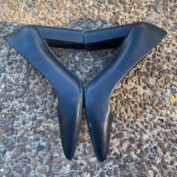 Classy Nine West Heels - Picture 2 of 6